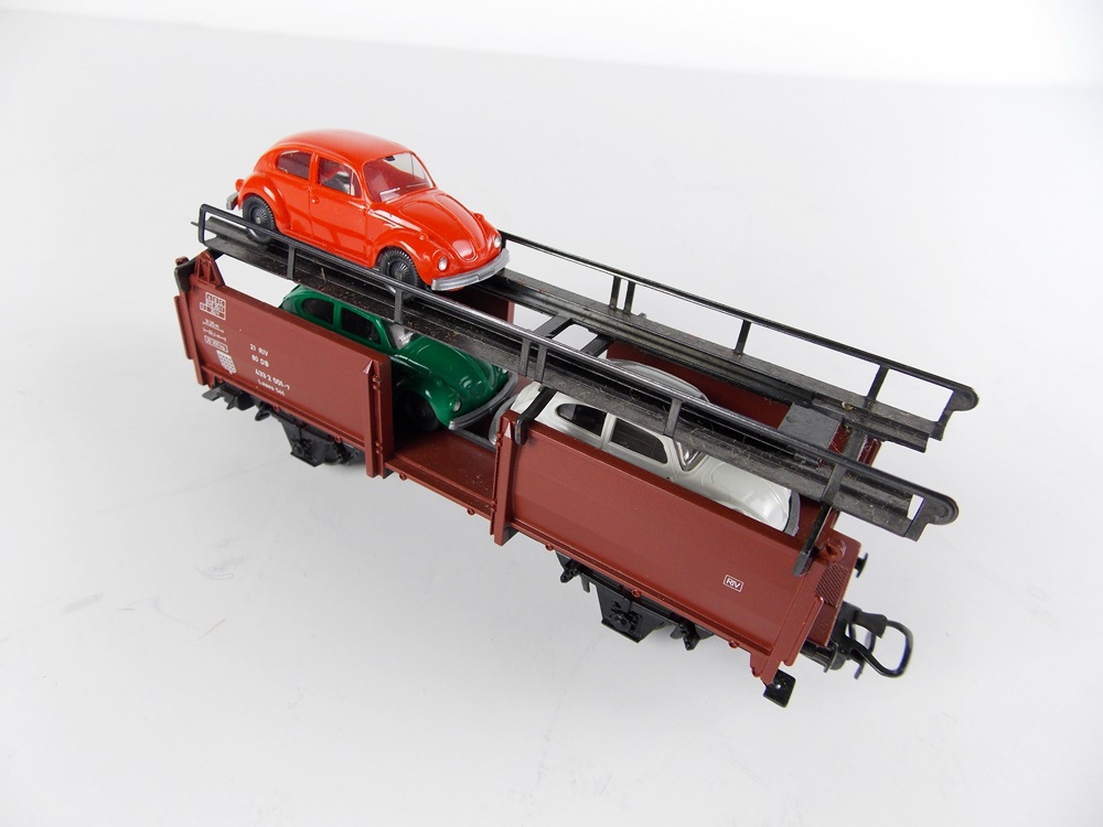 A Markin Delta 29206 HO Model Train Set, Extra Track and Six Additional Cars