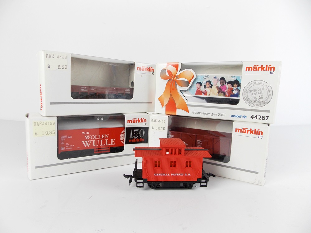 A Markin Delta 29206 HO Model Train Set, Extra Track and Six Additional Cars