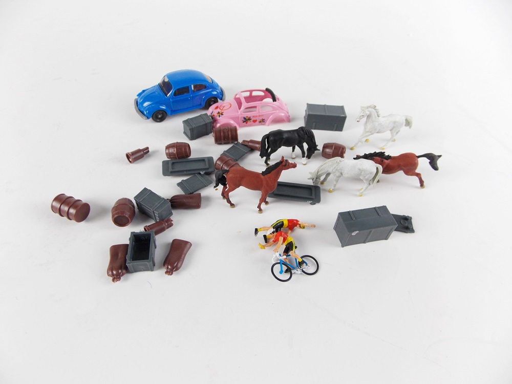 A Markin Delta 29206 HO Model Train Set, Extra Track and Six Additional Cars