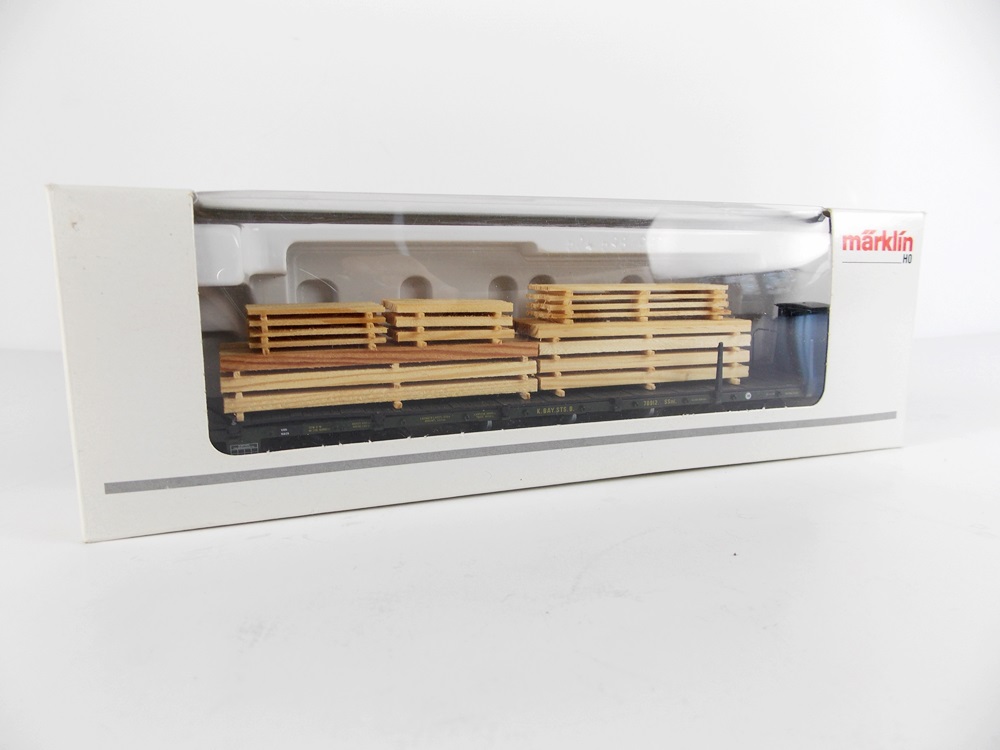 A Markin Delta 29206 HO Model Train Set, Extra Track and Six Additional Cars