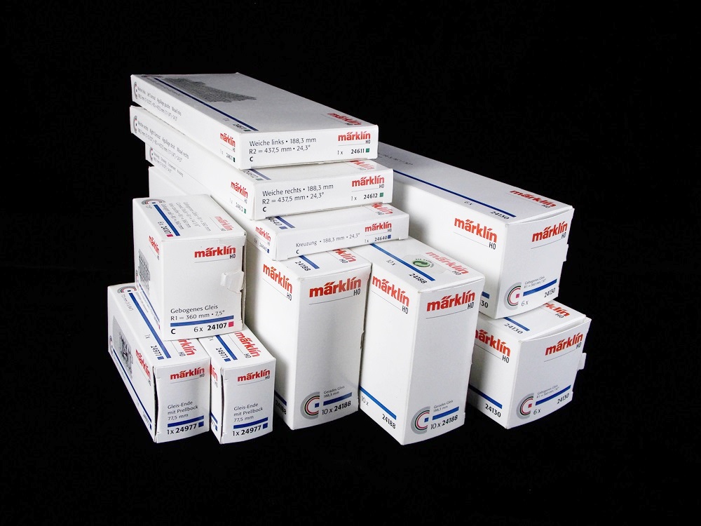 A Markin Delta 29206 HO Model Train Set, Extra Track and Six Additional Cars