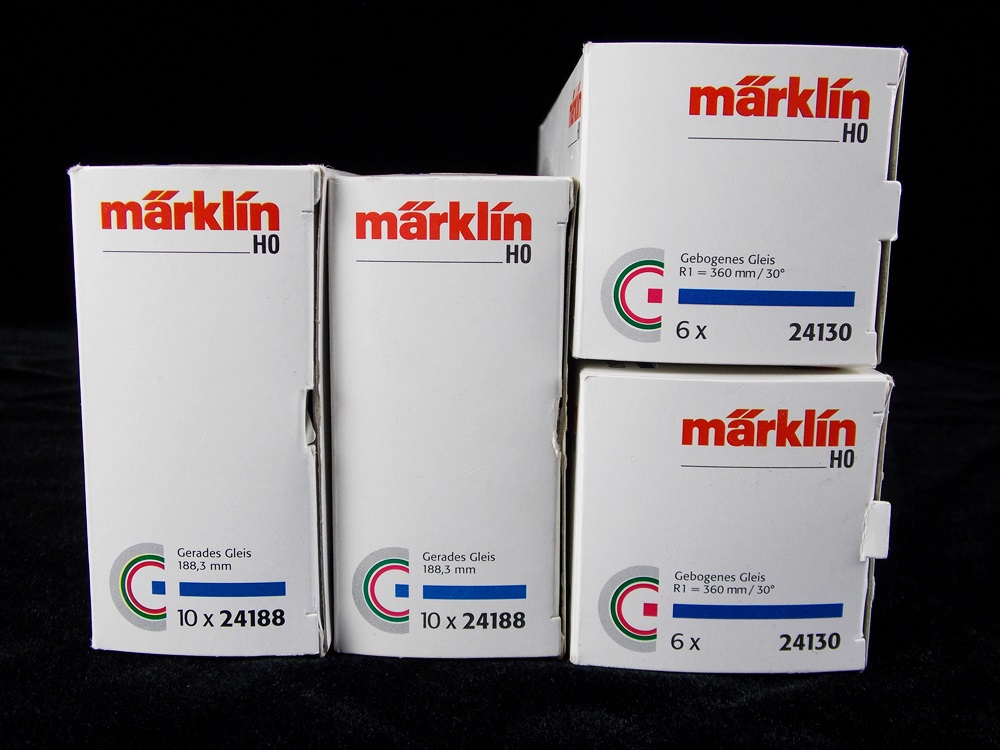 A Markin Delta 29206 HO Model Train Set, Extra Track and Six Additional Cars