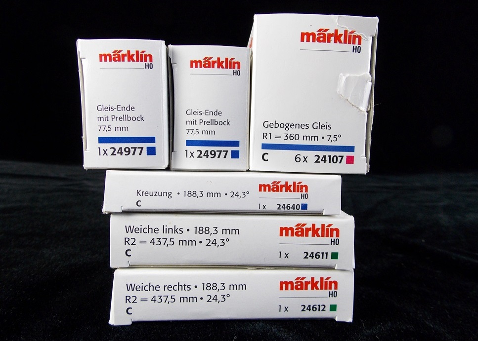 A Markin Delta 29206 HO Model Train Set, Extra Track and Six Additional Cars