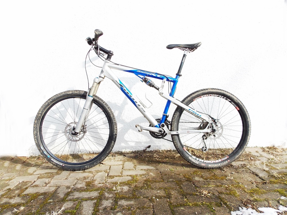 A 2004 Jamis Dakar Pro Mountain Bike with Mostly XTR Componants