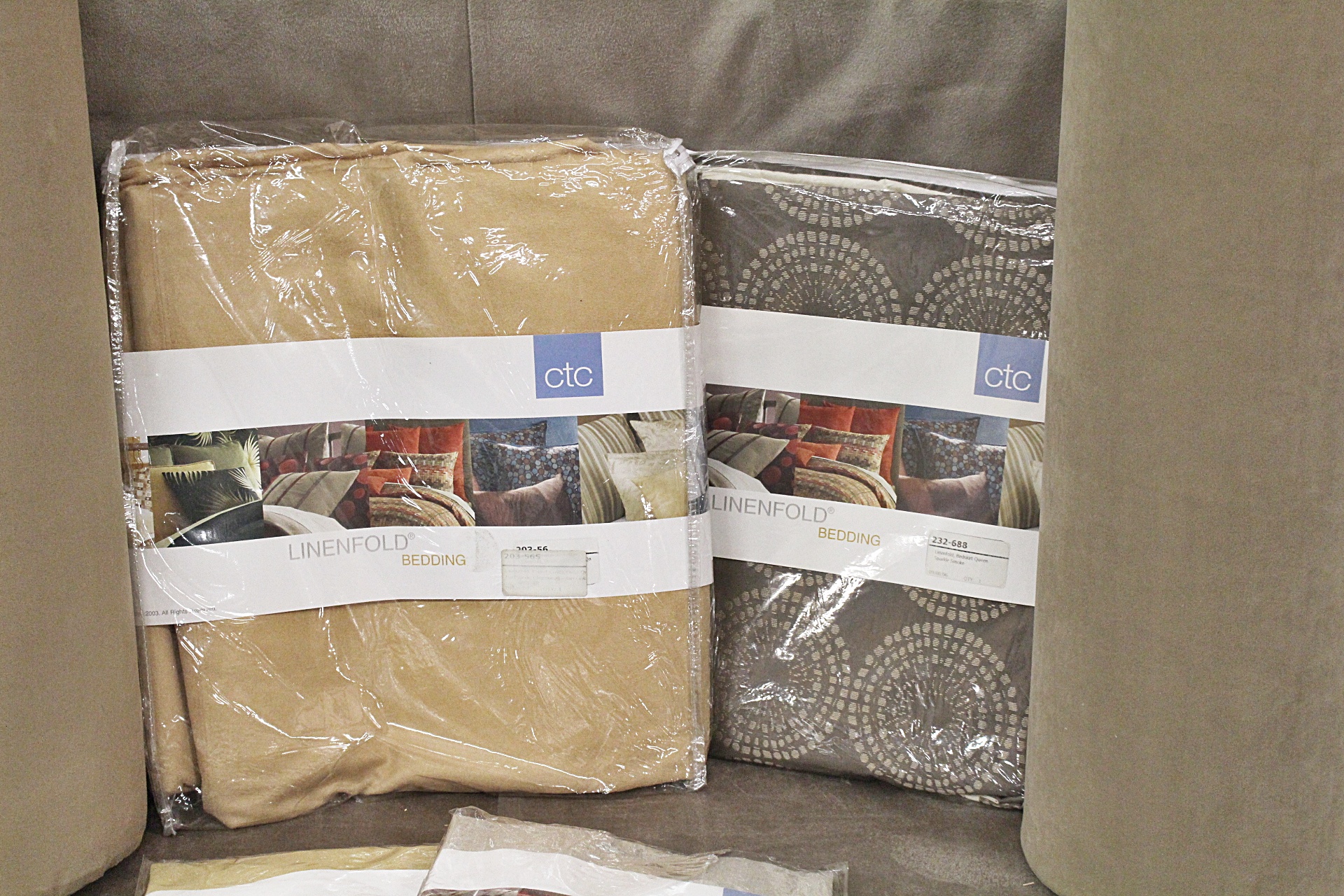 CTC Bedding Ensemble "Micro-Suede Chamois" & "Spakle Smoke" Oversize Queen