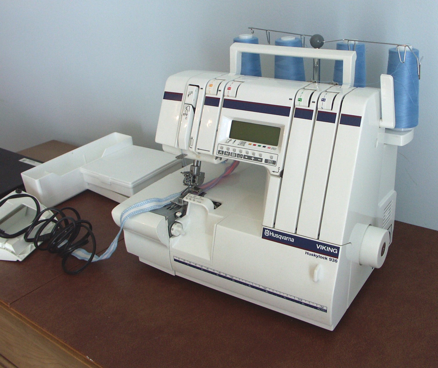 Husqvarna Viking Huskylock Model 936 Serger