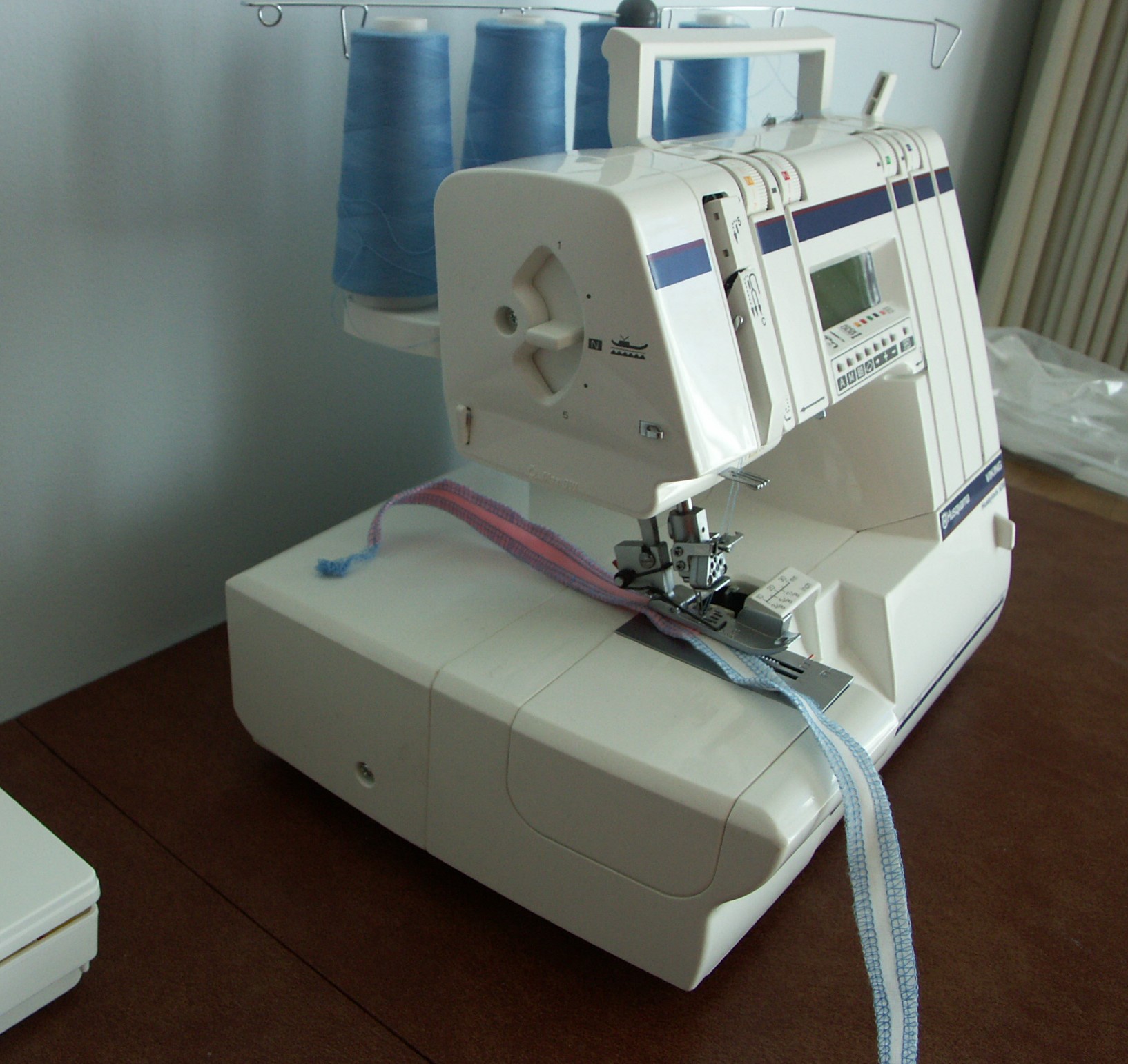 Husqvarna Viking Huskylock Model 936 Serger