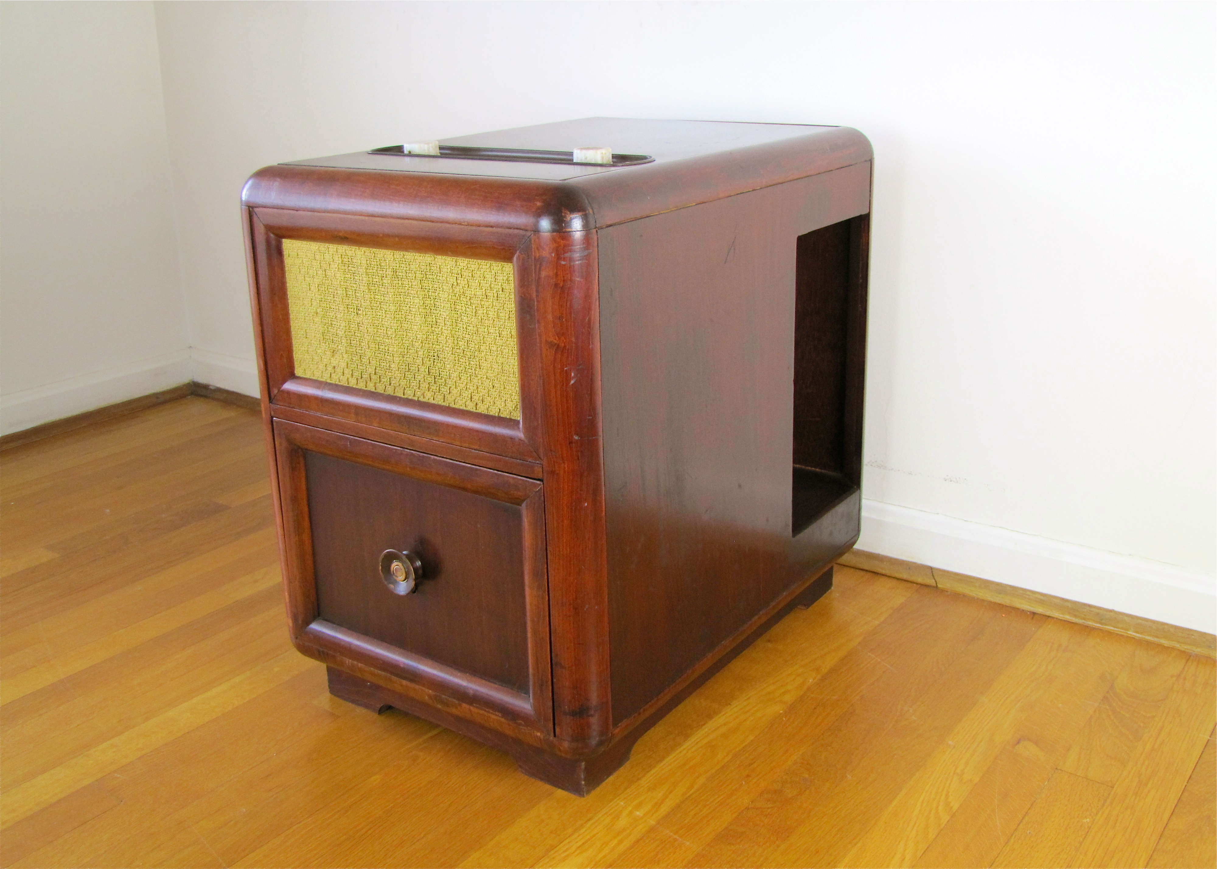 Howard Radio Company 1947 Chair Side Radio