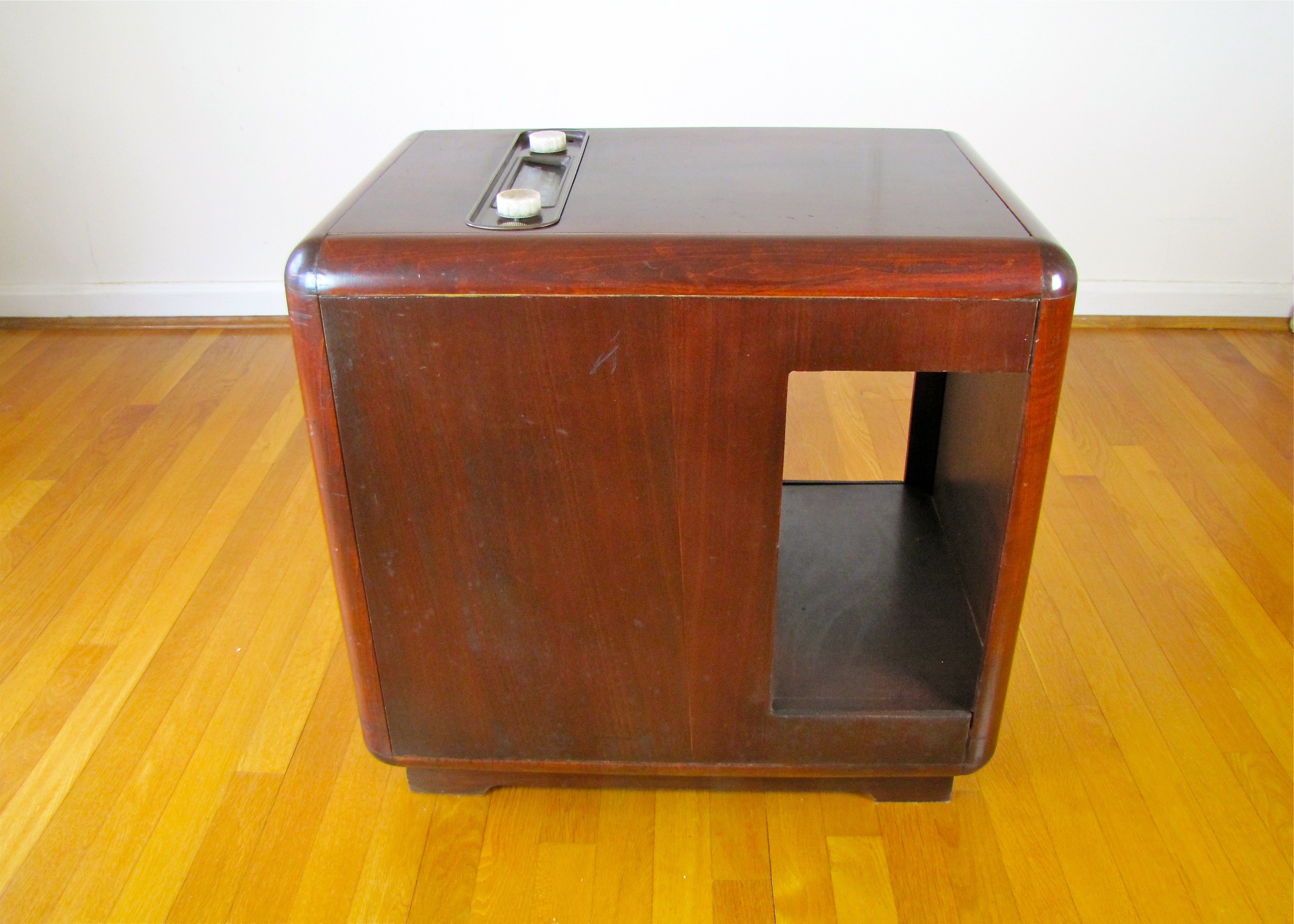 Howard Radio Company 1947 Chair Side Radio