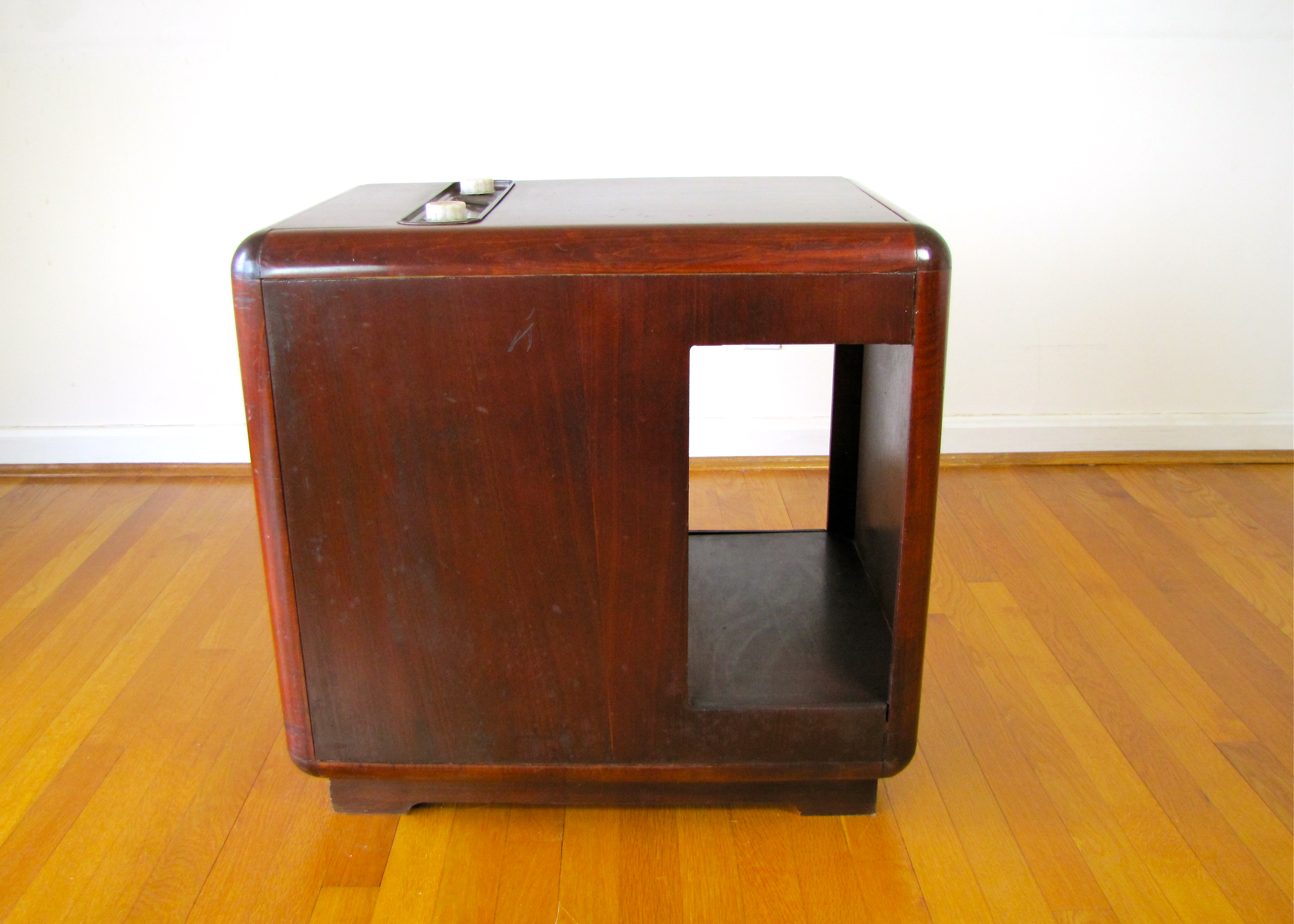 Howard Radio Company 1947 Chair Side Radio