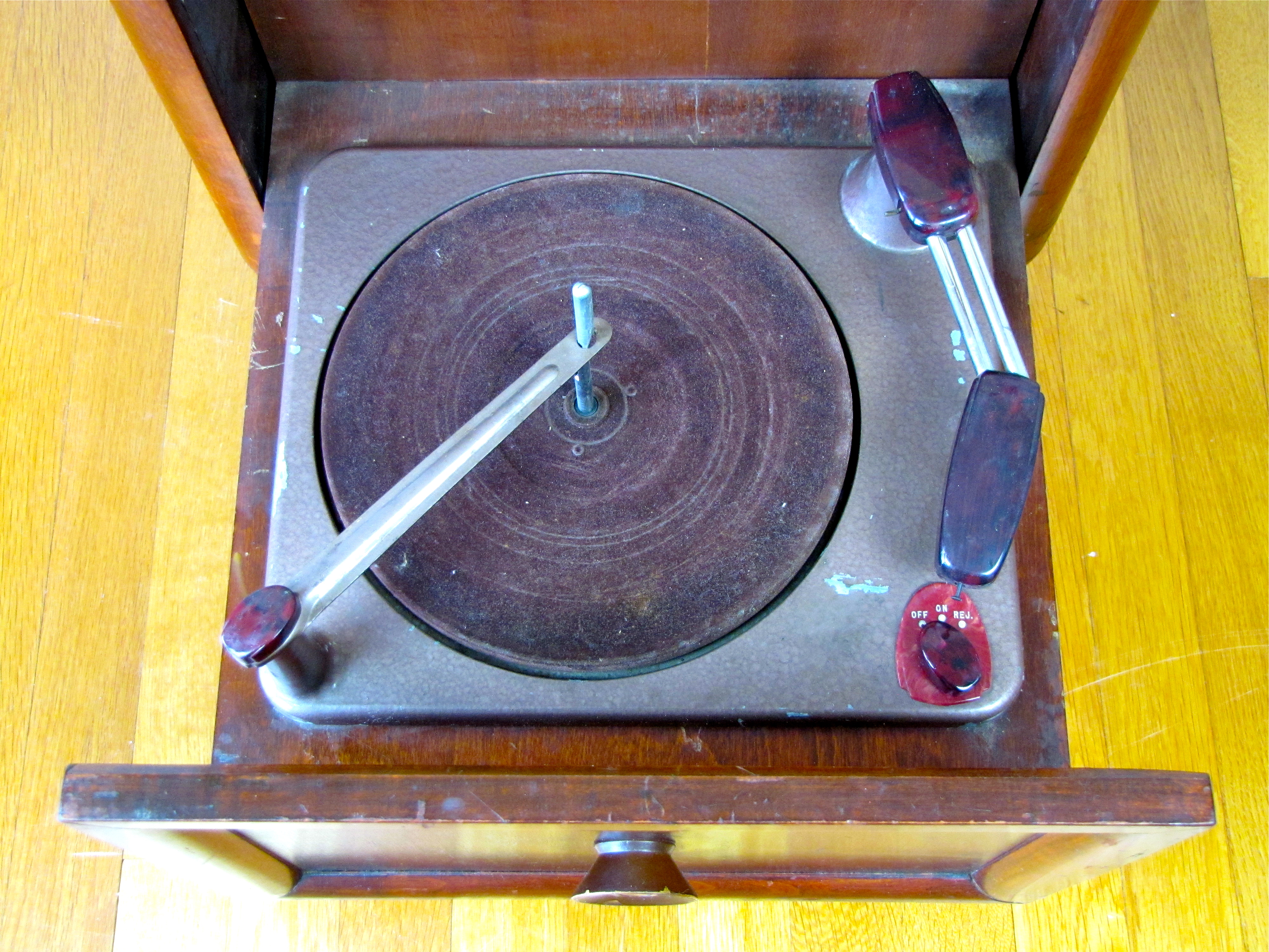 Howard Radio Company 1947 Chair Side Radio