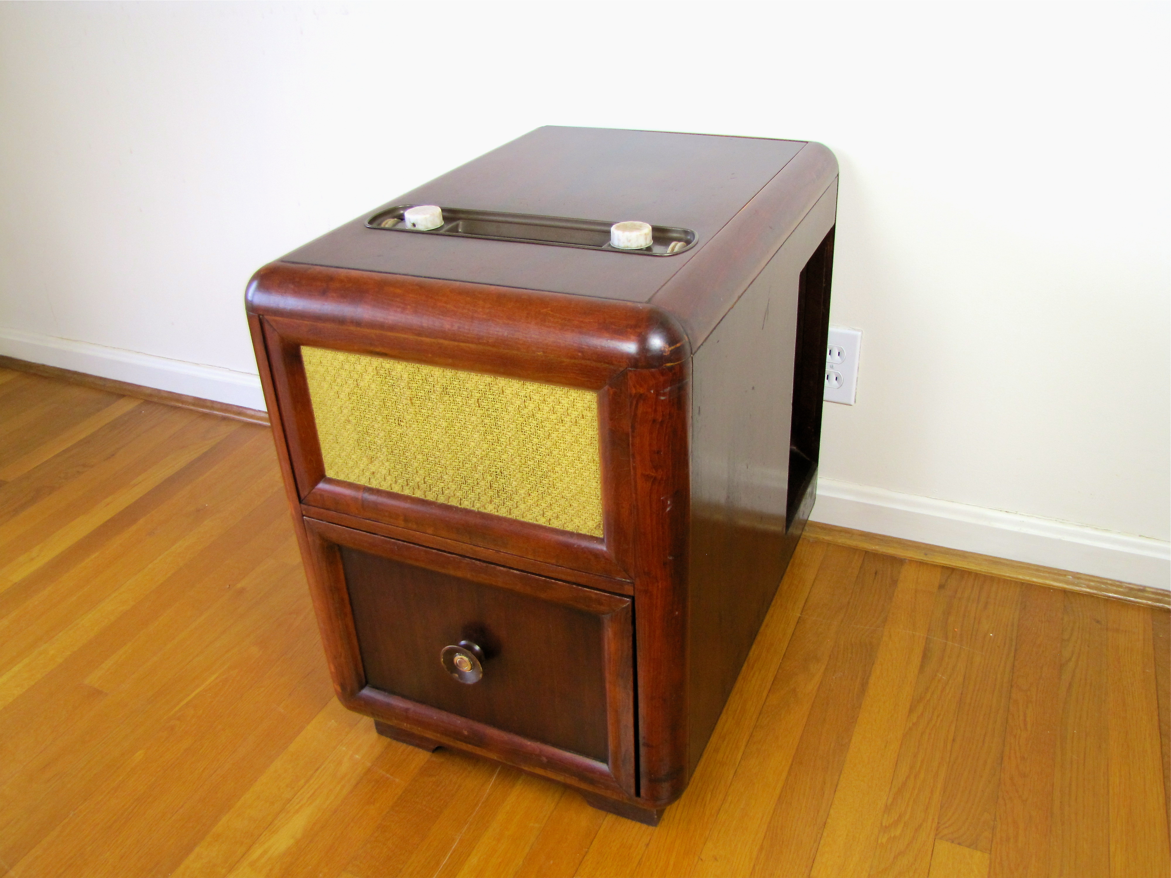 Howard Radio Company 1947 Chair Side Radio