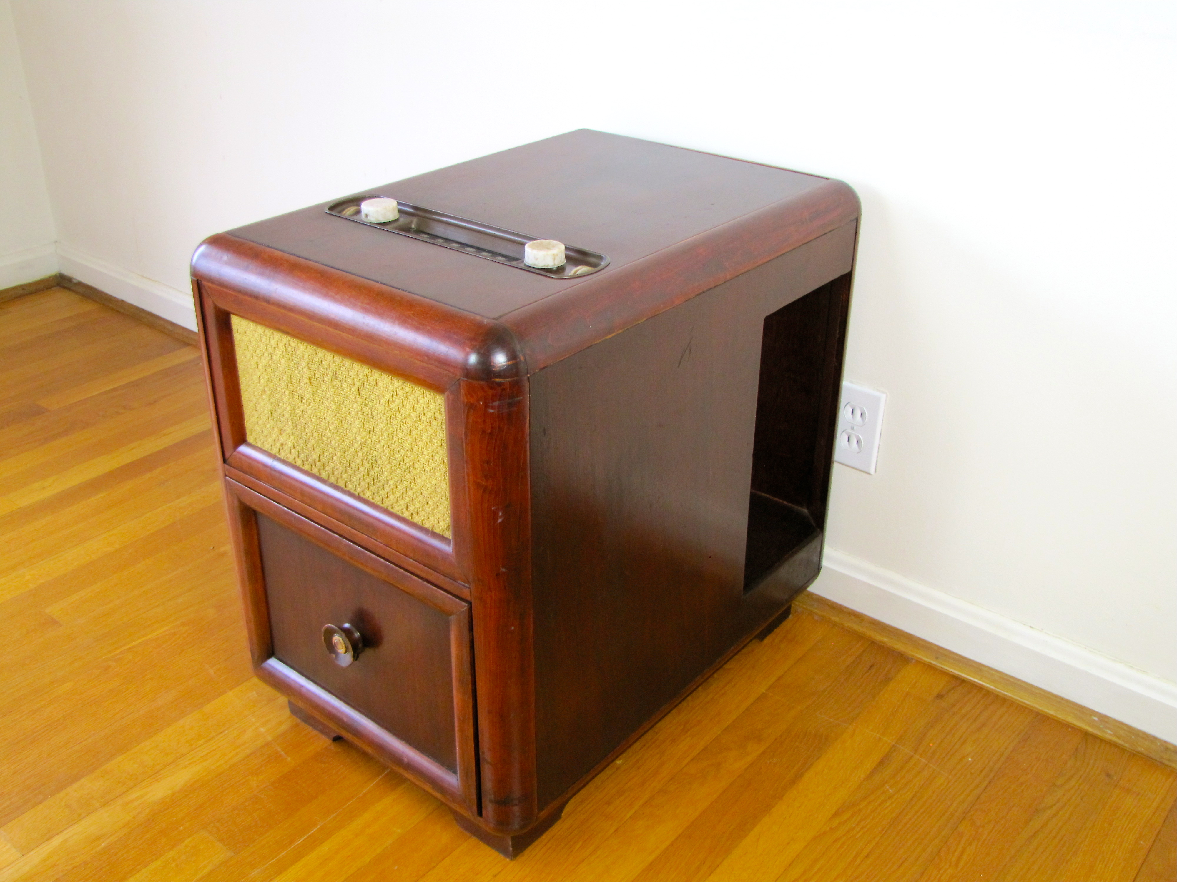 Howard Radio Company 1947 Chair Side Radio