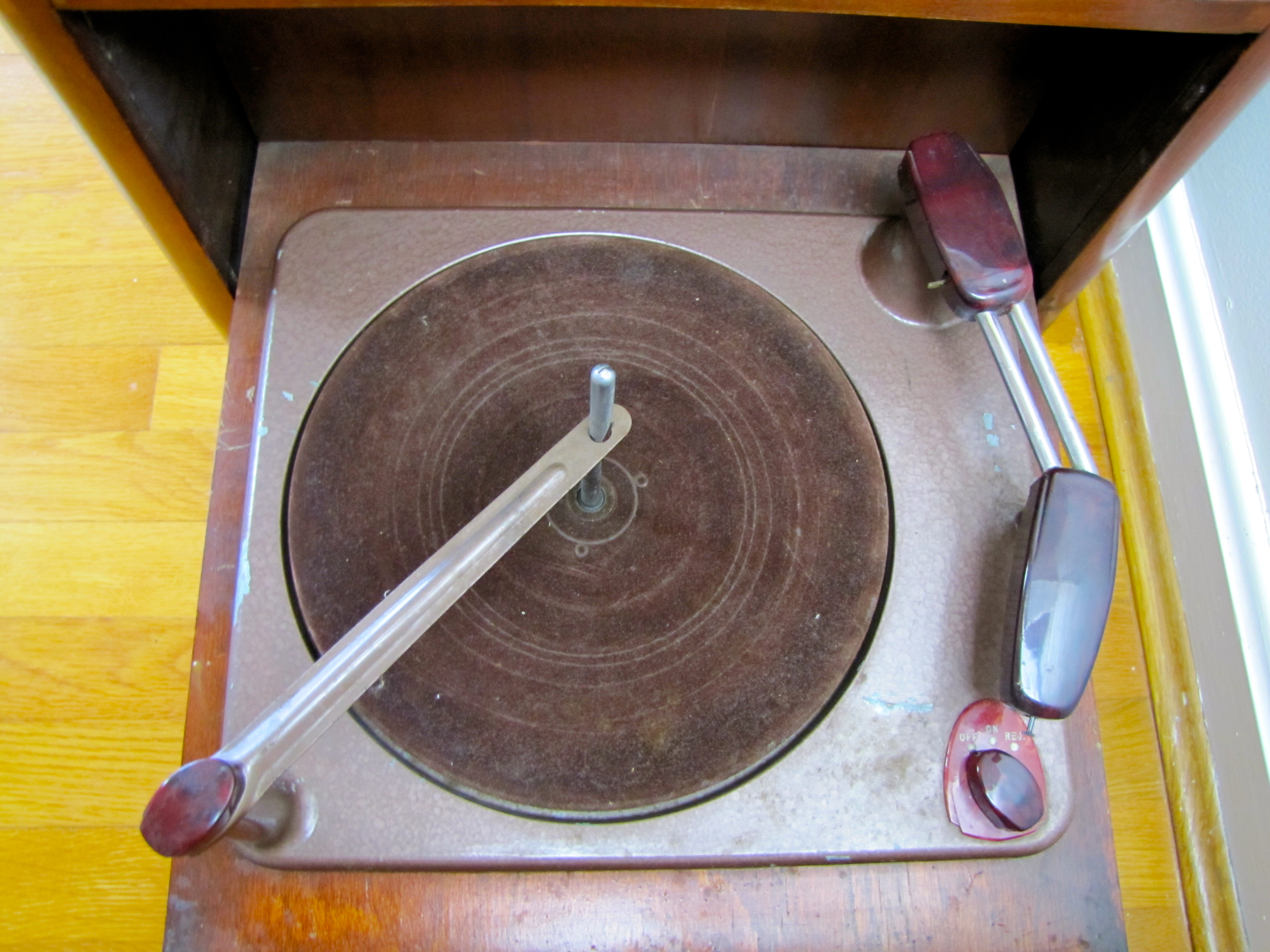 Howard Radio Company 1947 Chair Side Radio