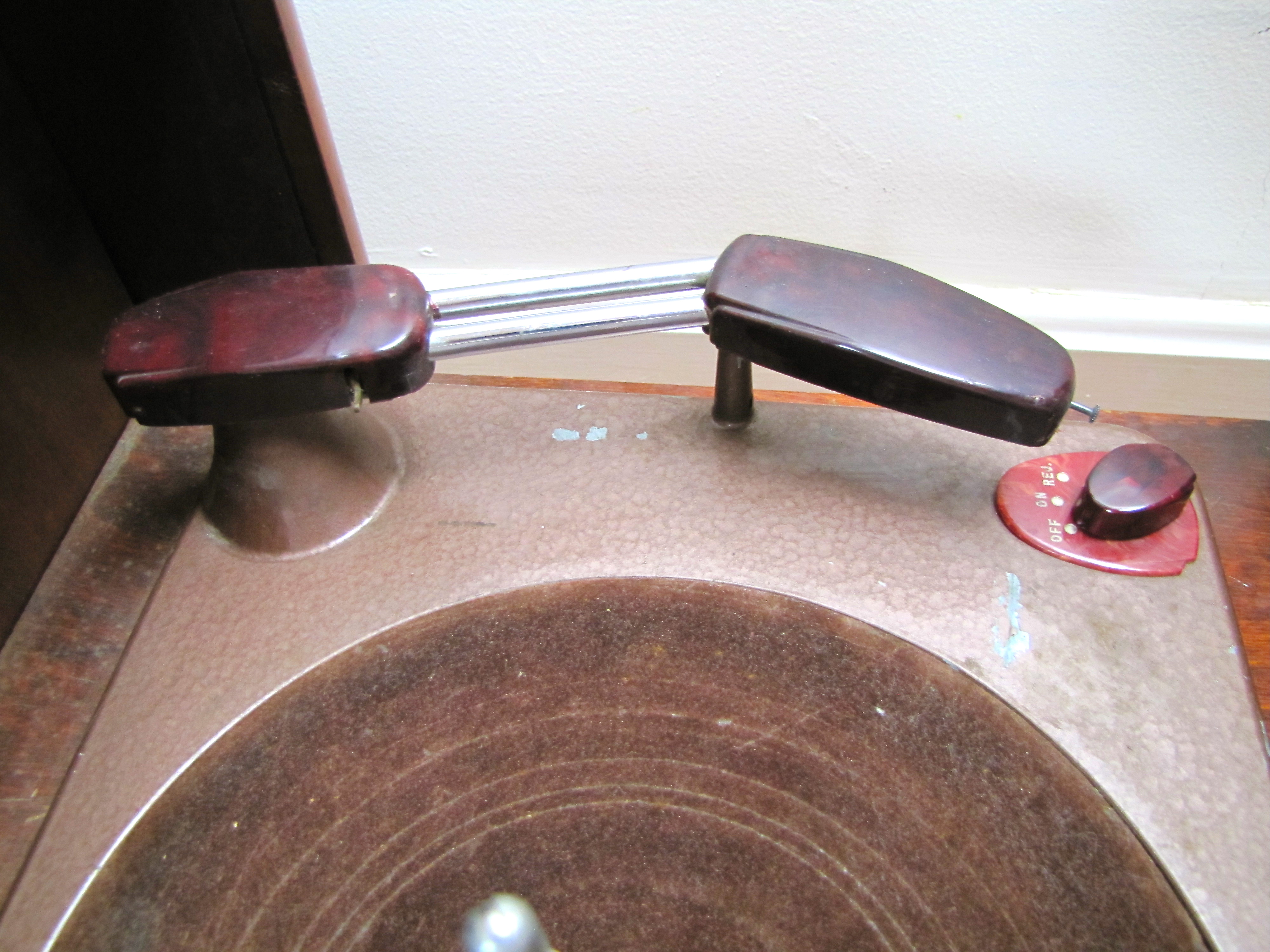 Howard Radio Company 1947 Chair Side Radio