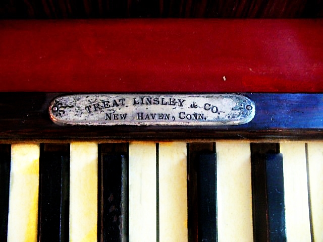 Circa 1860 Antique Rosewood Treat Lindsey & Co. Portable Melodeon