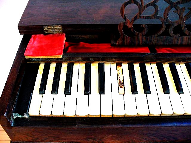 Circa 1860 Antique Rosewood Treat Lindsey & Co. Portable Melodeon