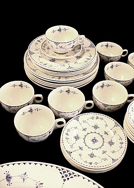 54-Piece Set of Dinnerware in Delft Blue Style in Vienna Woods Pattern