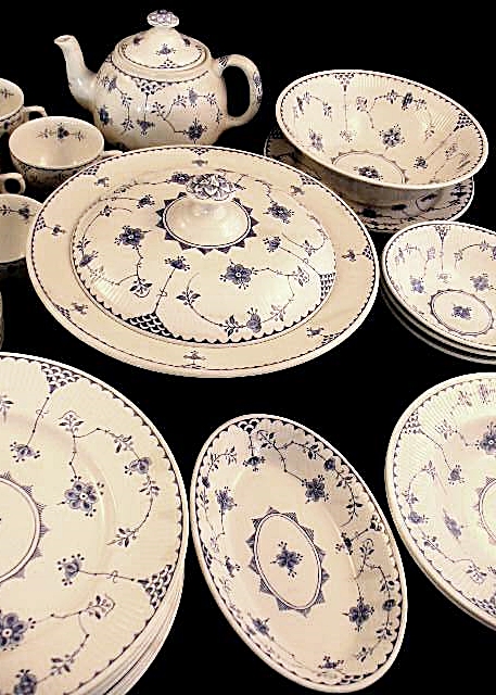 54-Piece Set of Dinnerware in Delft Blue Style in Vienna Woods Pattern