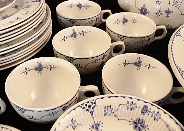 54-Piece Set of Dinnerware in Delft Blue Style in Vienna Woods Pattern