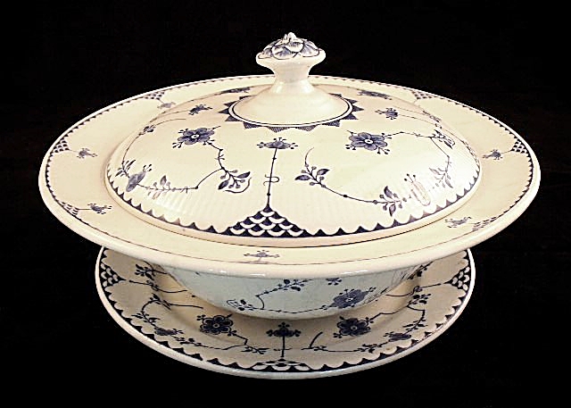 54-Piece Set of Dinnerware in Delft Blue Style in Vienna Woods Pattern