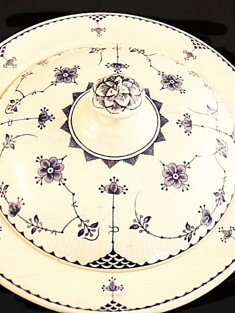 54-Piece Set of Dinnerware in Delft Blue Style in Vienna Woods Pattern