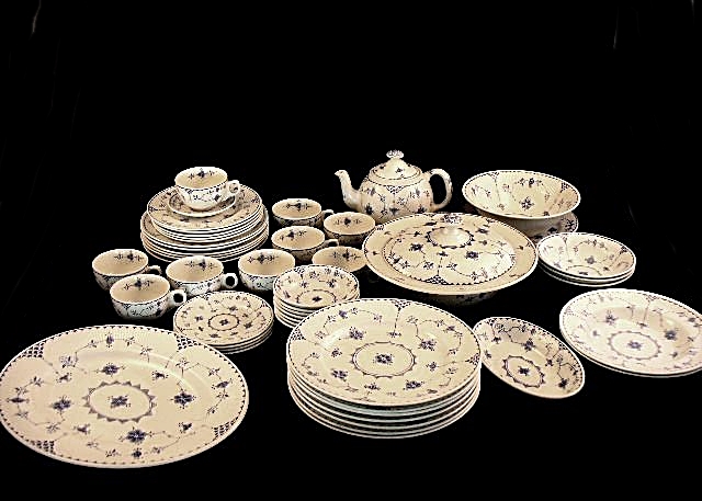 54-Piece Set of Dinnerware in Delft Blue Style in Vienna Woods Pattern