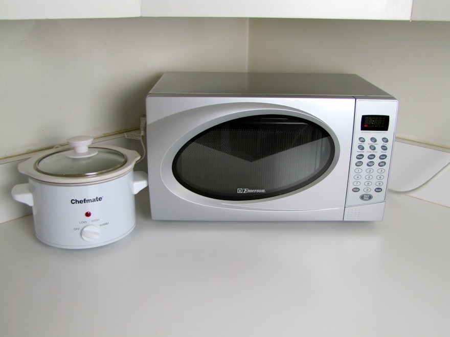 Emerson Microwave And 1.5 Quart Slow Cooker