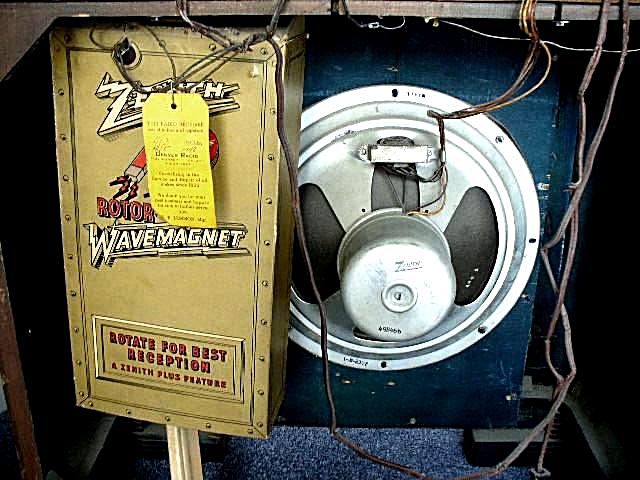 Art Deco Zenith Tube Radio Receiver Circa 1925-1940 in an Inlaid Oak Cabinet 