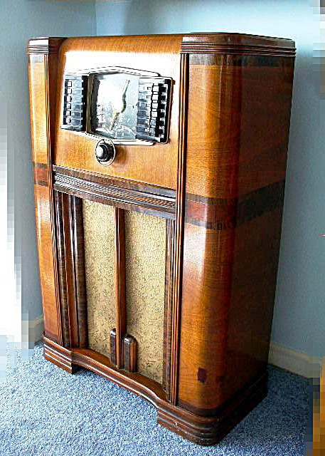Art Deco Zenith Tube Radio Receiver Circa 1925-1940 in an Inlaid Oak Cabinet 