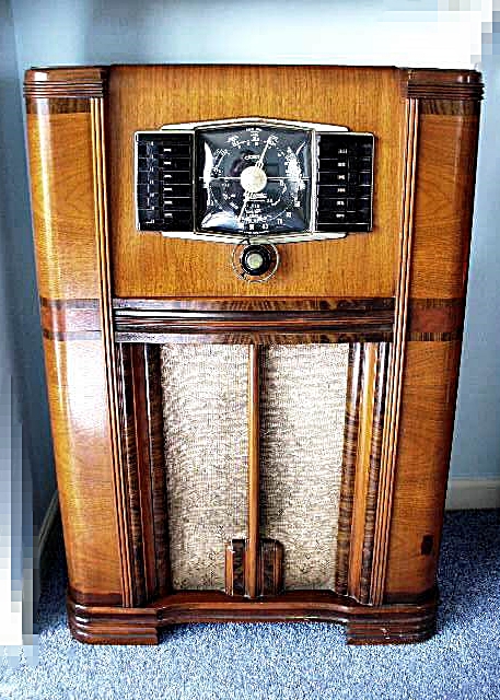 Art Deco Zenith Tube Radio Receiver Circa 1925-1940 in an Inlaid Oak Cabinet 