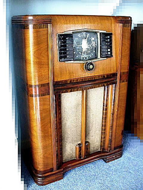 Art Deco Zenith Tube Radio Receiver Circa 1925-1940 in an Inlaid Oak Cabinet 