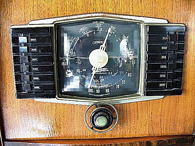 Art Deco Zenith Tube Radio Receiver Circa 1925-1940 in an Inlaid Oak Cabinet 