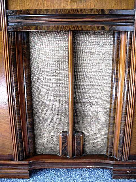 Art Deco Zenith Tube Radio Receiver Circa 1925-1940 in an Inlaid Oak Cabinet 