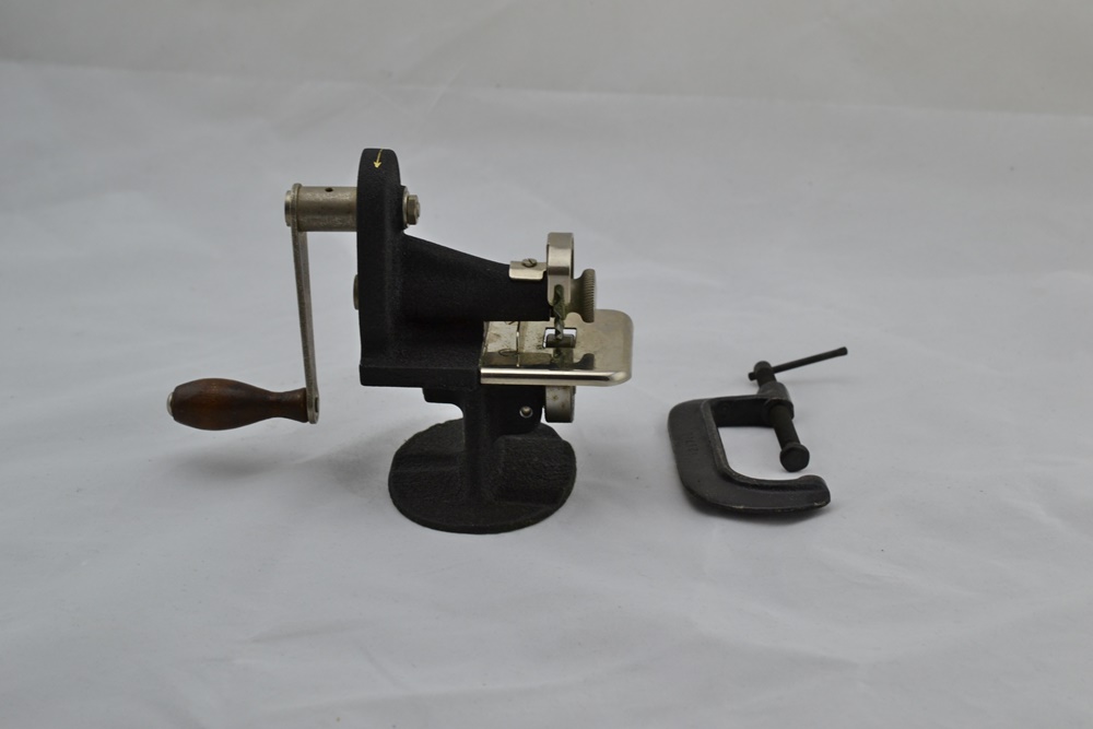 1930s Singer Hand-Operated Pinking Machine