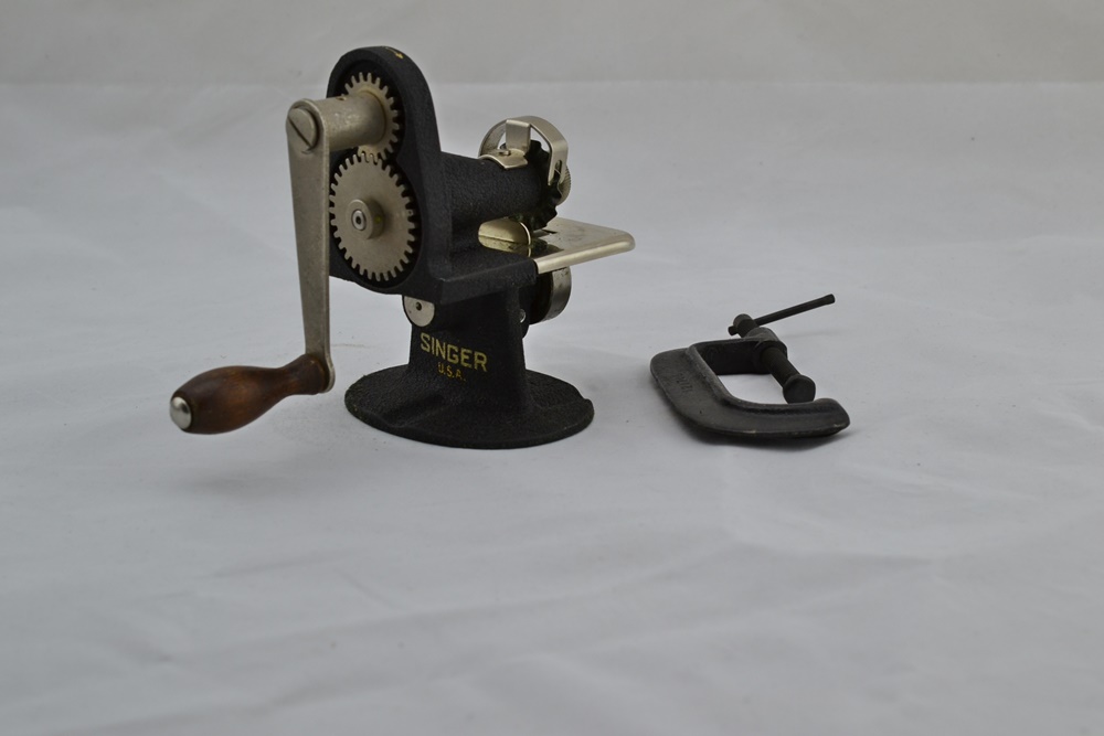 1930s Singer Hand-Operated Pinking Machine