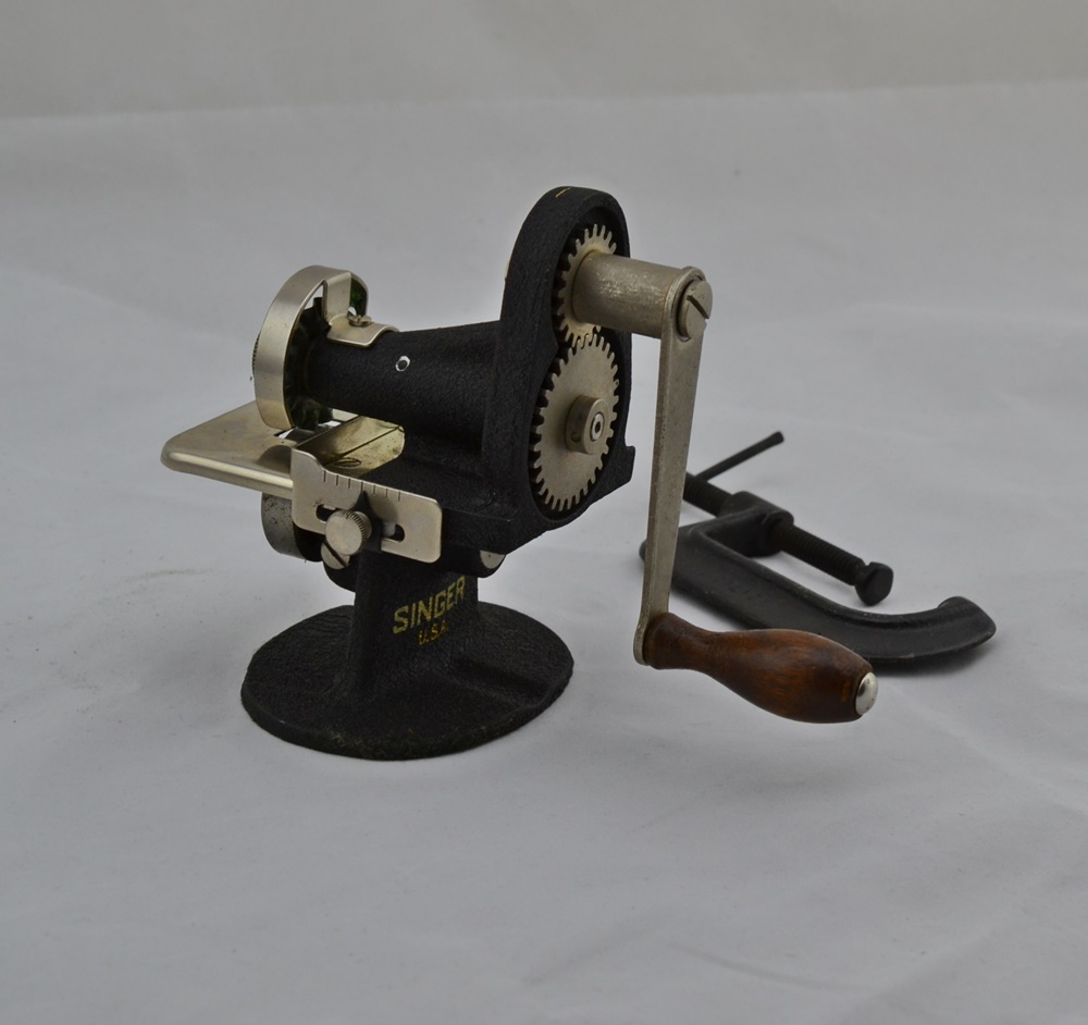 1930s Singer Hand-Operated Pinking Machine