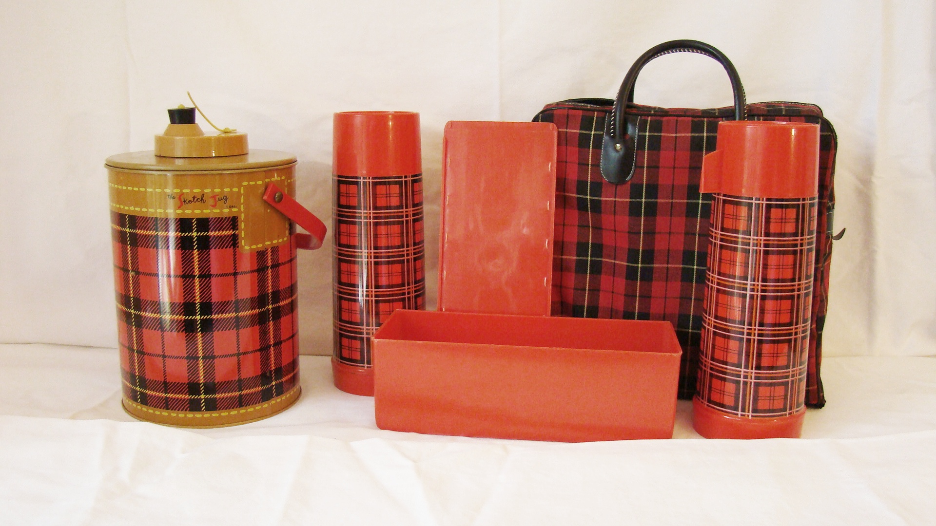 Retro Ala-Diner Outing Kit and Red Plaid Hamilton Cooler