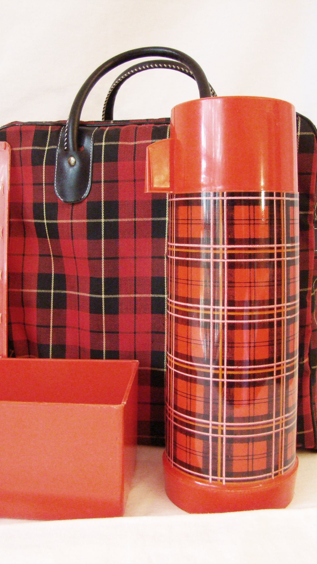 Retro Ala-Diner Outing Kit and Red Plaid Hamilton Cooler
