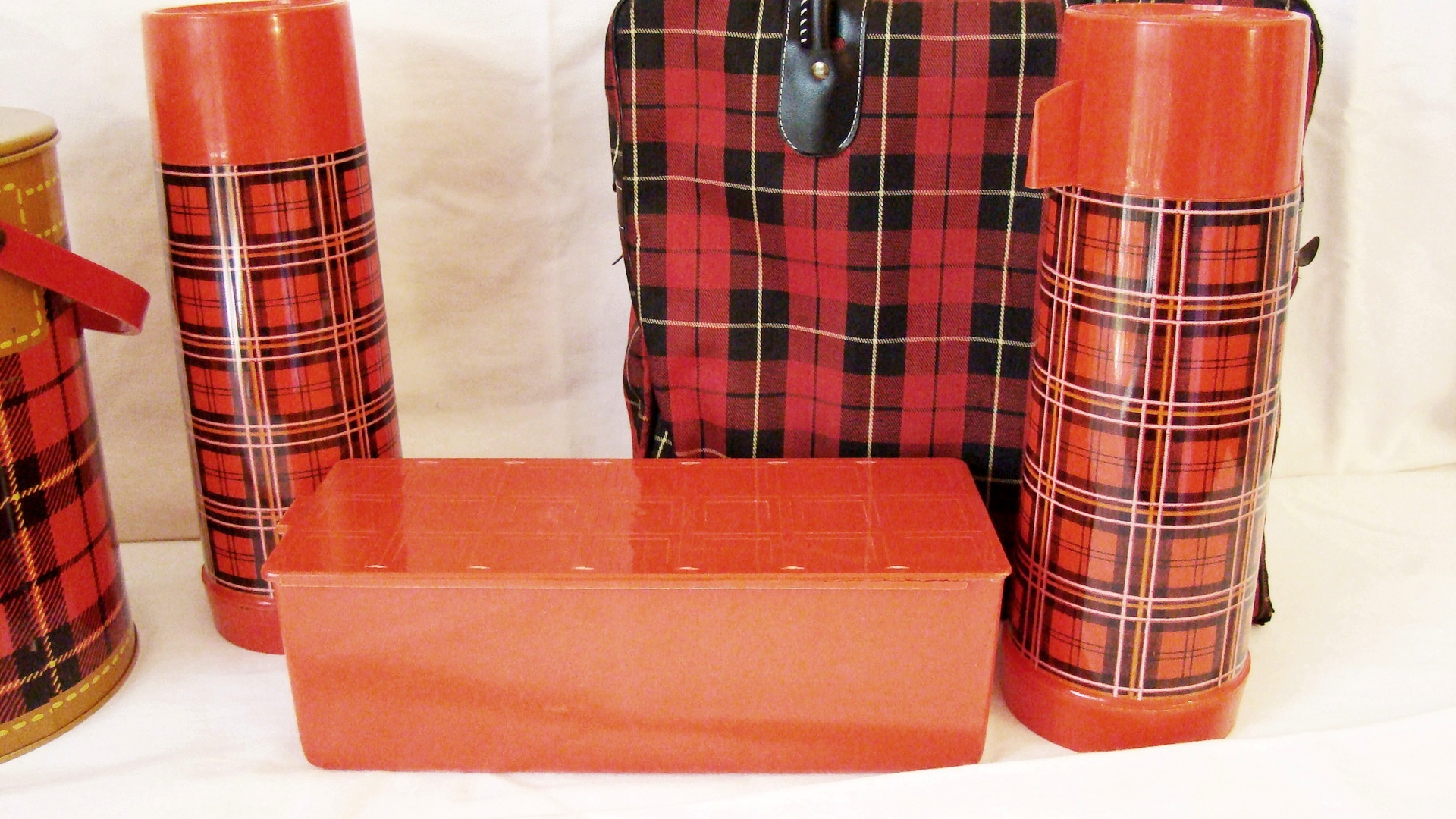 Retro Ala-Diner Outing Kit and Red Plaid Hamilton Cooler
