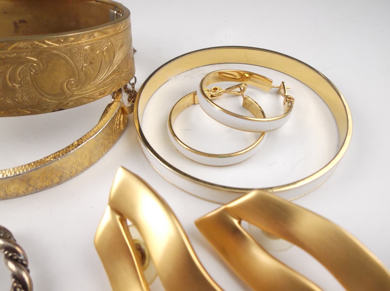 Assortment of Gold and Silver Tone Costume Jewlery