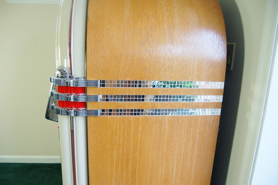 Antique Apparatus Jukebox CD Player with Bubbles