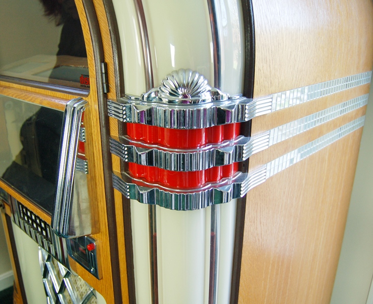 Antique Apparatus Jukebox CD Player with Bubbles