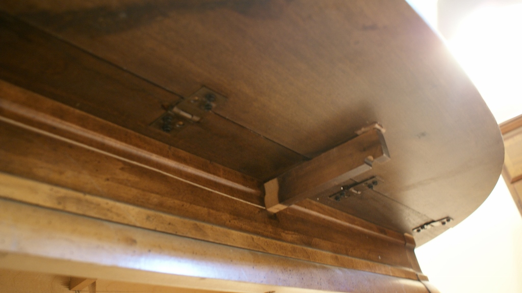 Queen Anne Style Mersman Drop Leaf Coffee Table