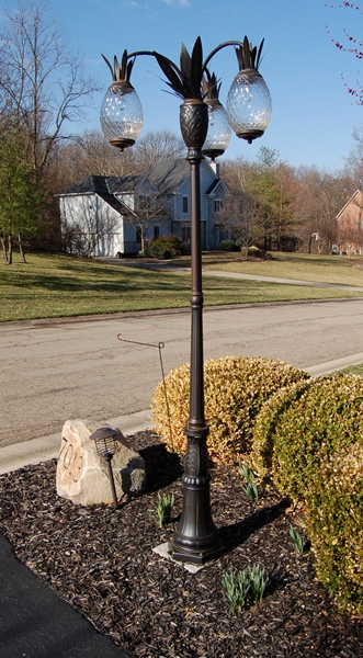 New Frontgate Pineapple Bronze Toned Lamp Post