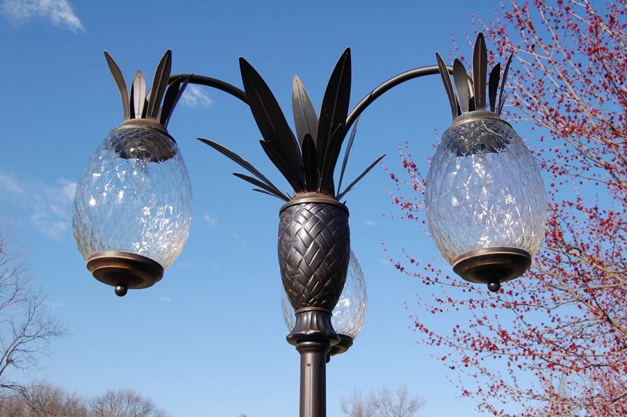 New Frontgate Pineapple Bronze Toned Lamp Post