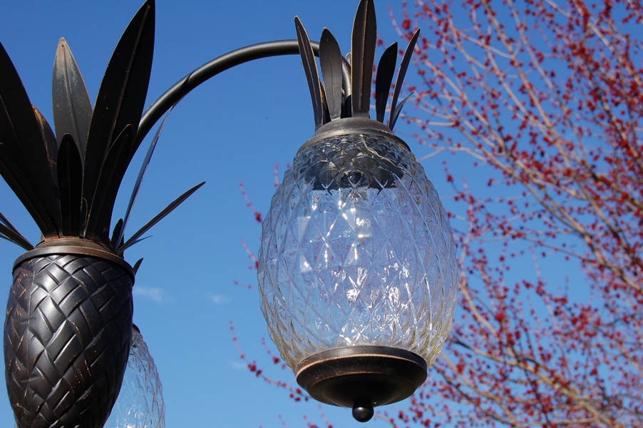 New Frontgate Pineapple Bronze Toned Lamp Post
