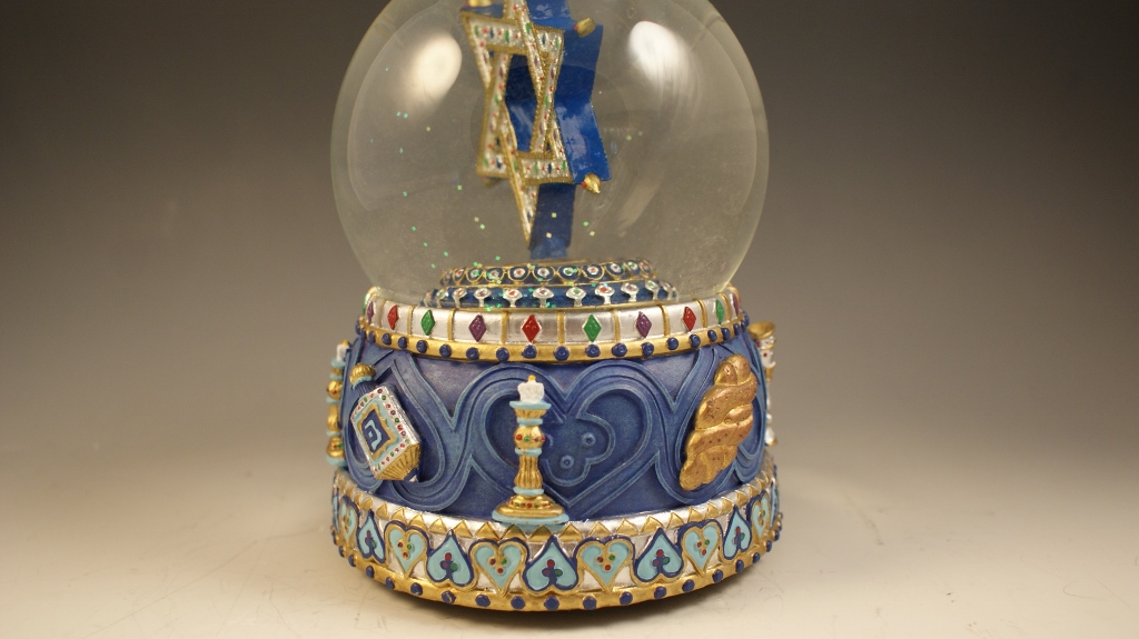 Rotating Star of David Snow Globe