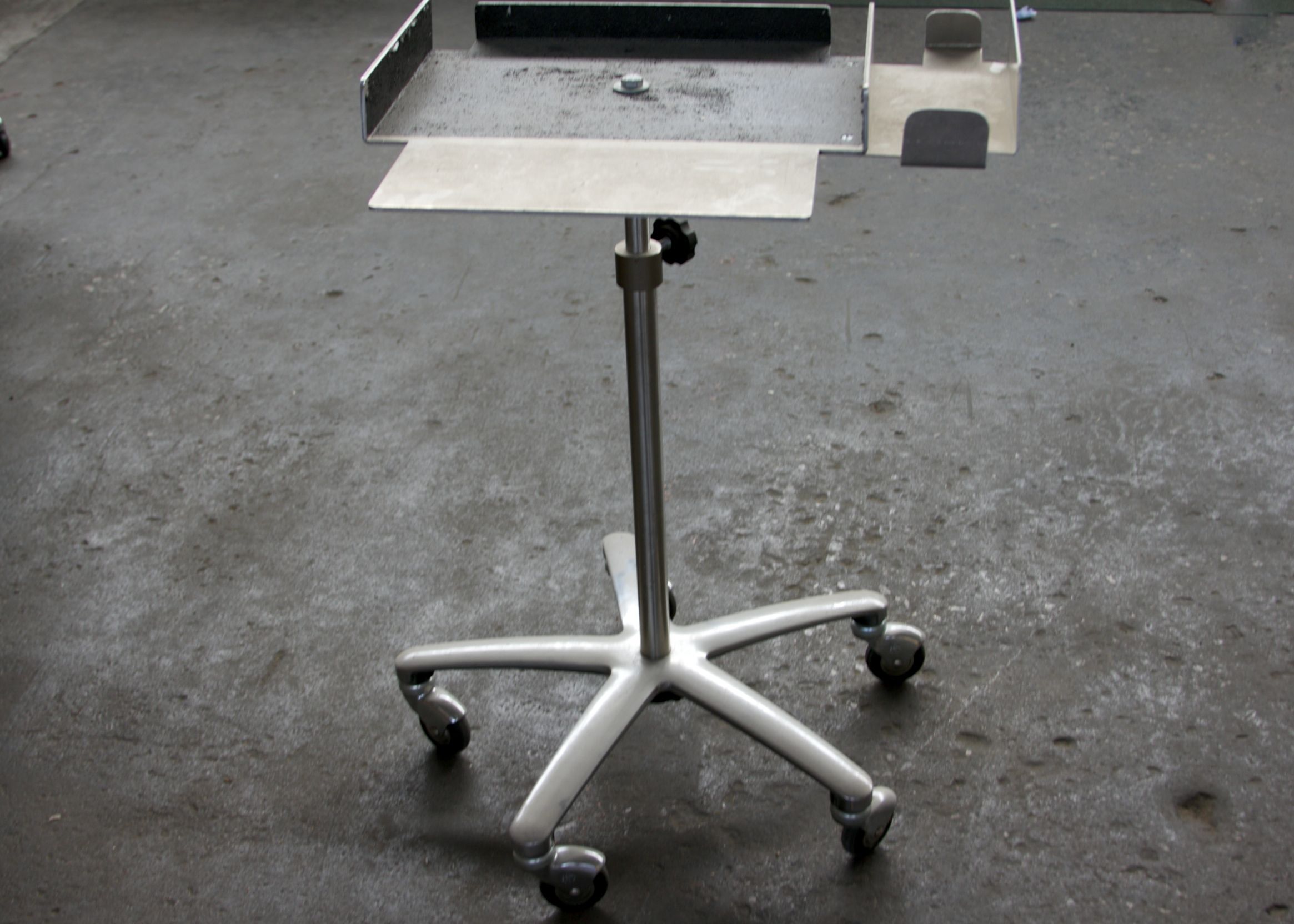 Metal Rolling Medical Stand 