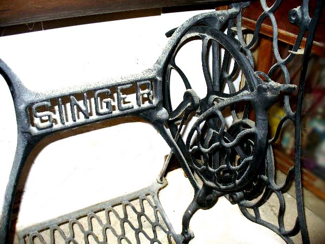 Vintage Singer Sewing Machine in Cabinet with Four Drawers